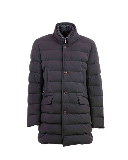Shop MOORER  Cappotto: Moorer cappotto "Costanzo"dalla linea dritta appartenente alla linea Acqua.
Trapuntato a boudin monopetto e imbottito in piuma d’oca.
Realizzato in tessuto bielastico idrorepellente, compatto e resistente alla trazione.
Stacchino interno trapuntato rimovibile.
Doppia chiusura frontale.
Zip in metallo spazzolato a doppio cursore.
Bottoni in corno.
Tasche verticali sul petto.
Tasche a pattina sui fianchi.
Composizione: 88% Poliammidica,12% Poliuretanica.
Fabbricato in Italia.. COSTANZO KN-0402